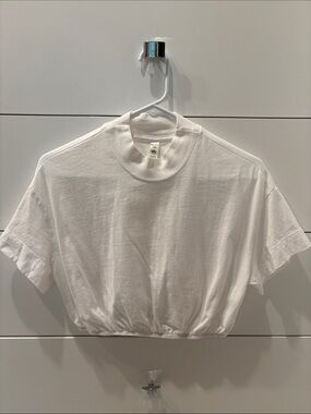 ALO Yoga White Cropped Elastic-Hem Tee